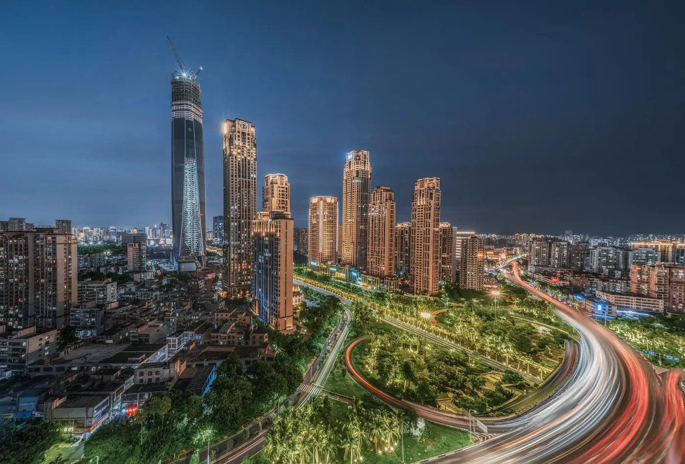 夜色中的车流光轨