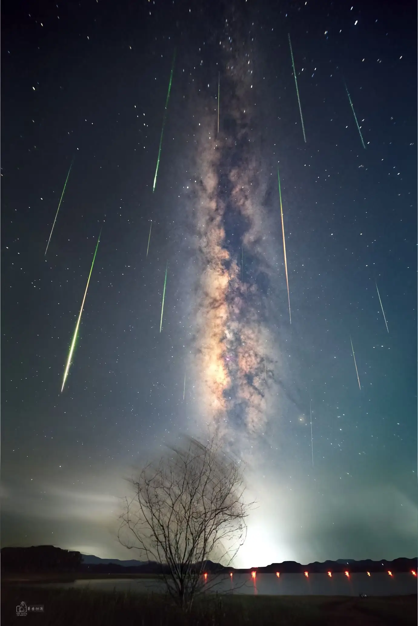夜空中的银河与流星